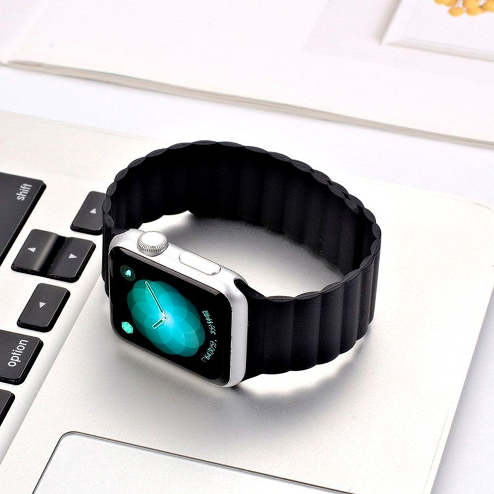 Lippa Apple Watch (42/44/SE/45/46/49mm) Magnetisk Silikone Rem - Sort