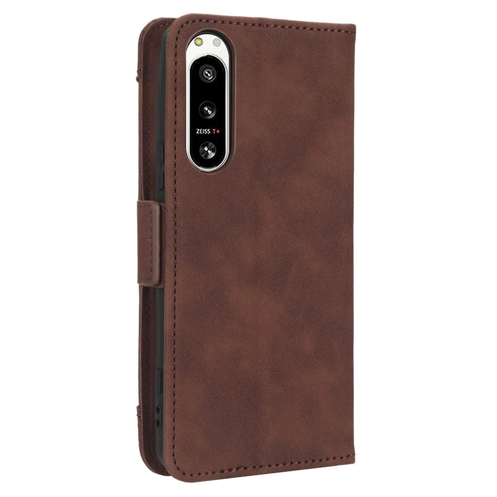 Sony Xperia 5 IV Leather Flip Cover m. Stativfunksjon / kortholder & ekstra kortlomme - brun