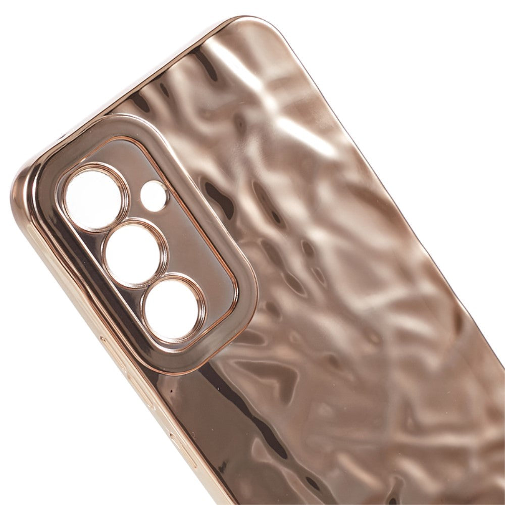 Samsung Galaxy A24 Skinnende Fleksibel Plastik Bagside Cover - Bølget Design - Guld