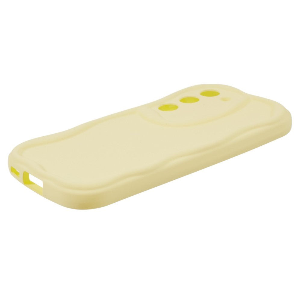 Samsung Galaxy S23 Fleksibelt Plastik Bagside Cover m. Bølget Kanter - Gul