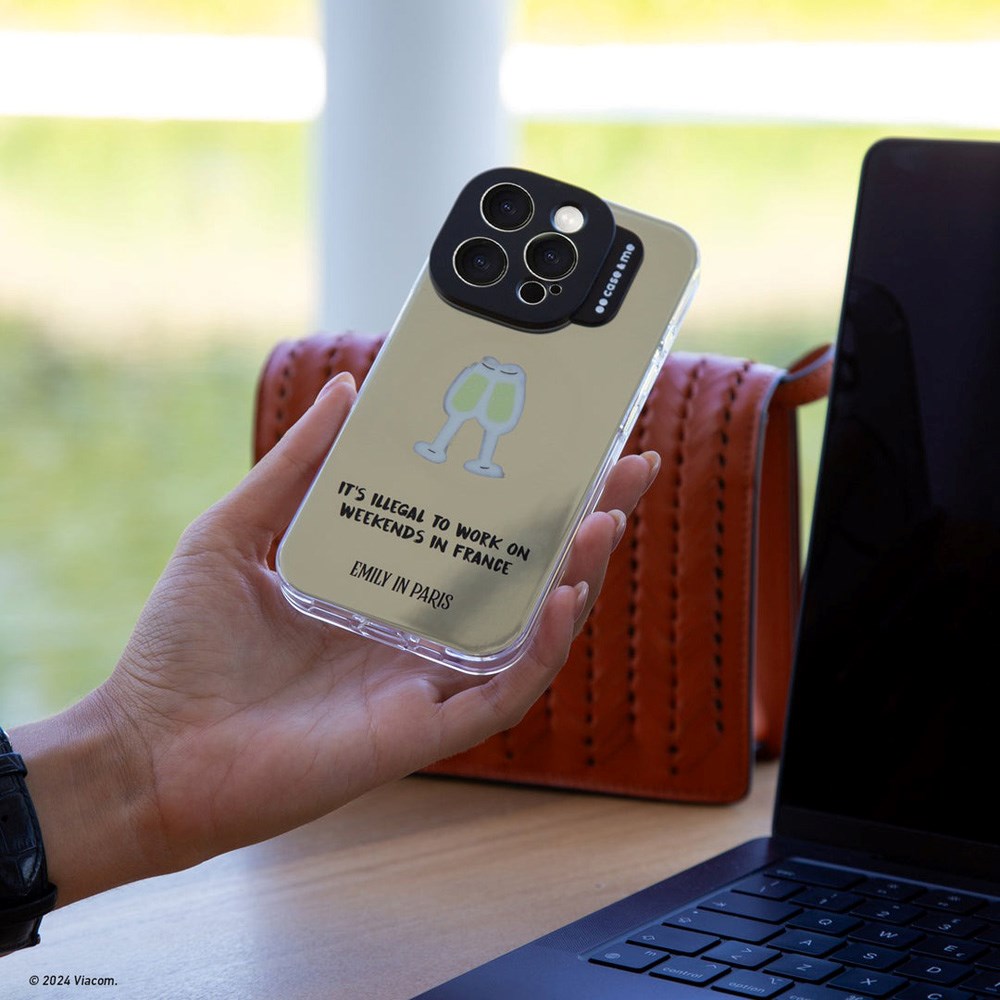 Case&Me - Emily in Paris - iPhone 16 Pro-deksel - Champagne Cheers