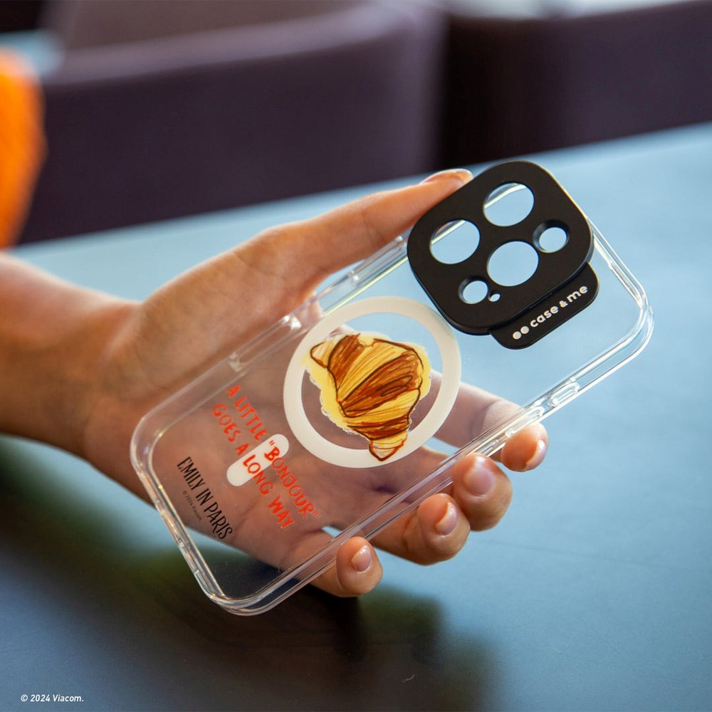 Case&Me - Emily in Paris - iPhone 16 Pro deksel - Croissant