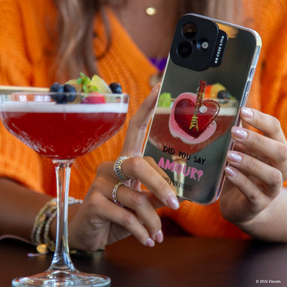 Case&Me - Emily in Paris - iPhone 16 Plus-deksel - Paris Love nøkkelring