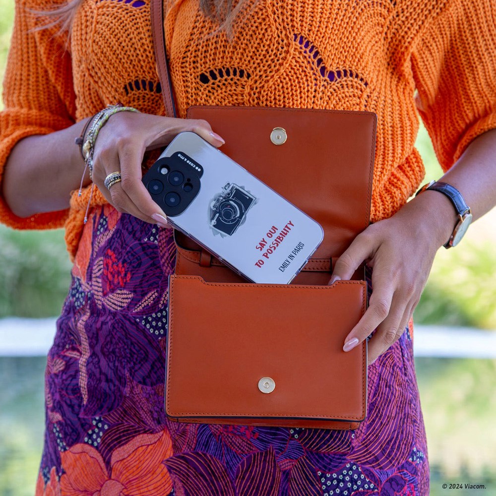 Case&Me - Emily in Paris - iPhone 16 Pro Max deksel - Sølvkamera