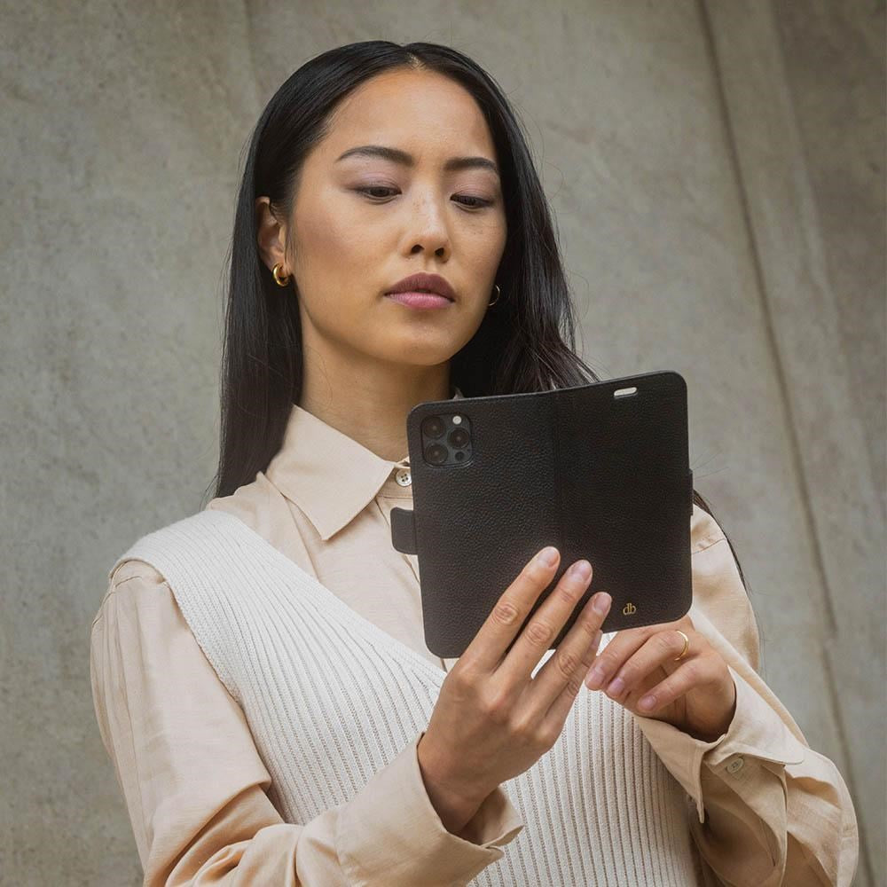 iPhone 13 Pro Max dbramante1928 New York magnetisk flipdeksel i ekte skinn m. Lommebok - Nattsvart