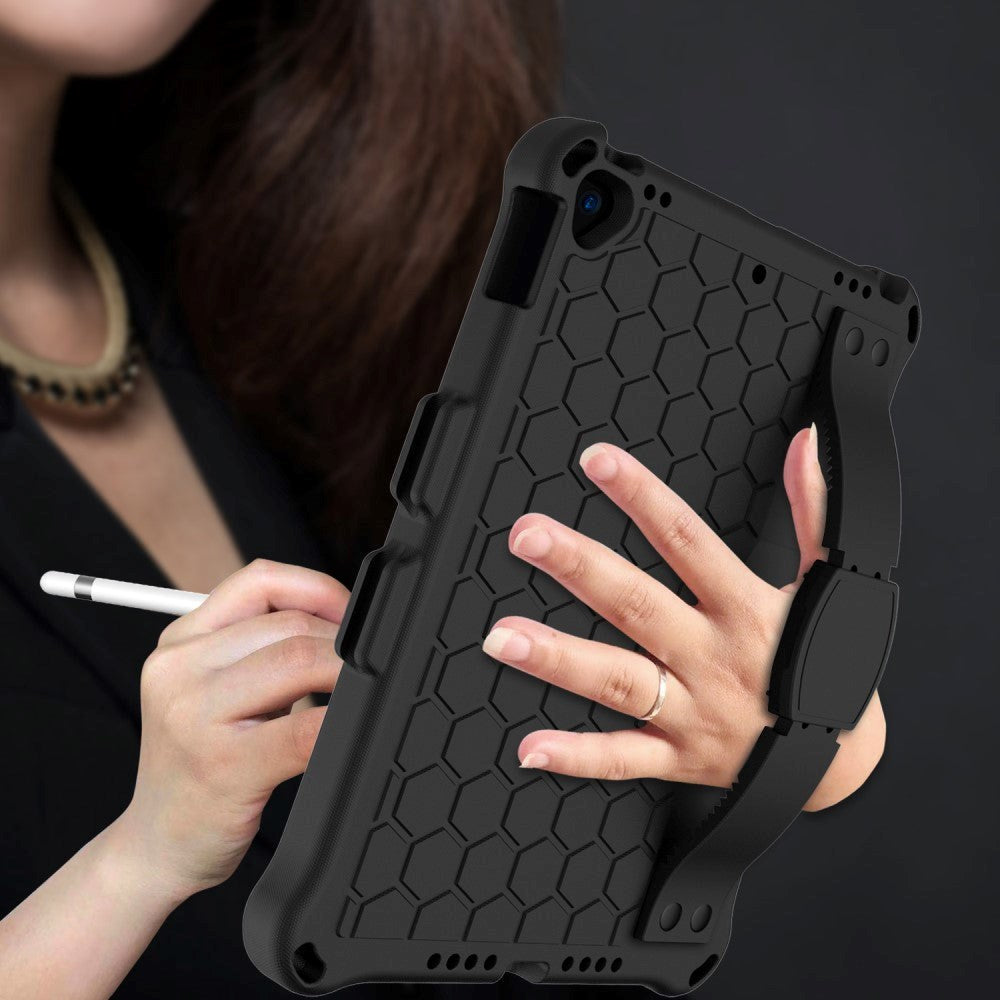 iPad 10.2" (2021 / 2020 / 2019) / iPad Pro 10.5 / iPad Air (2019) barnedeksel med skulderstropp - bikubemønster - svart