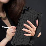 iPad 10.2" (2021 / 2020 / 2019) / iPad Pro 10.5 / iPad Air (2019) barnedeksel med skulderstropp - bikubemønster - svart