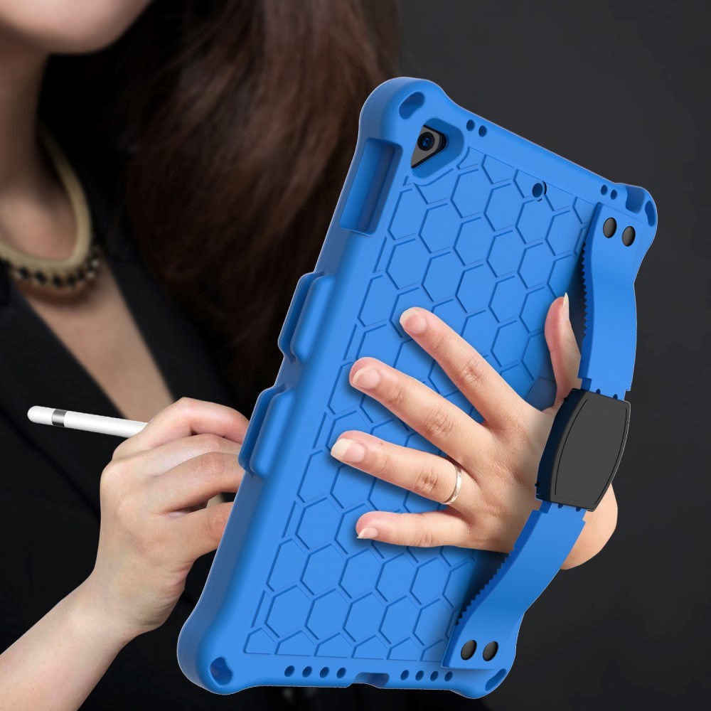 iPad (2018) / iPad (2017) / iPad Air 2 / iPad Air 2 barnedeksel m. Skulderstropp - Bikubemønster - Blå