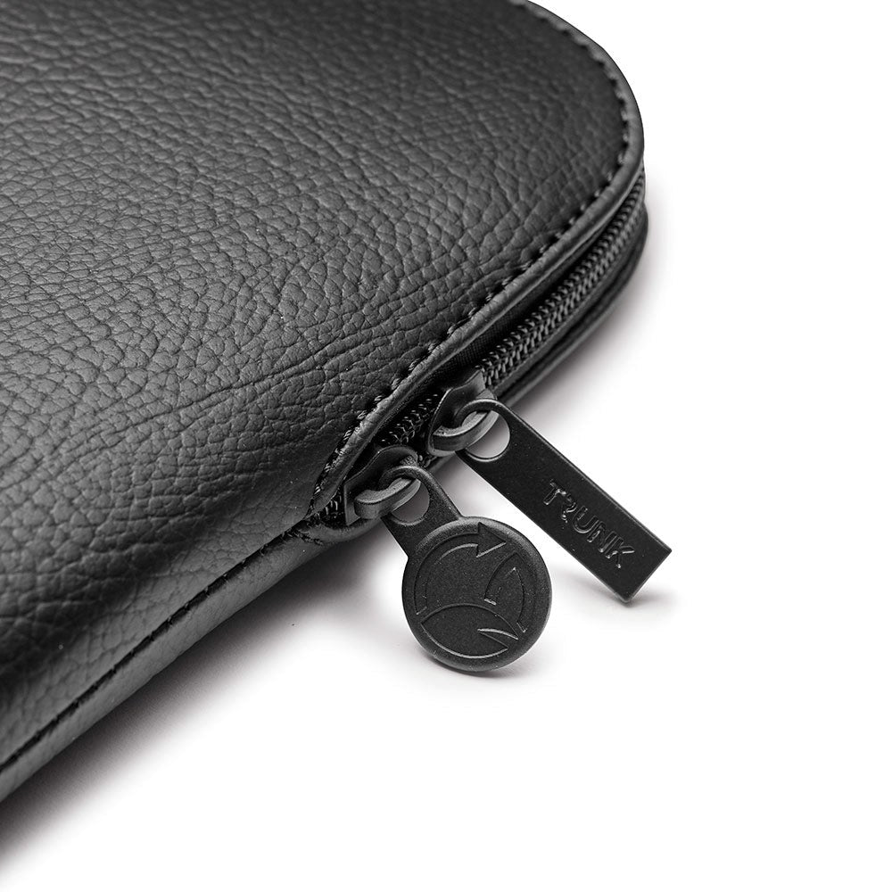 Trunk Vegan Leather Sleeve for Laptop 13" (30,5 x 22 x 2 cm) - Svart epleskall