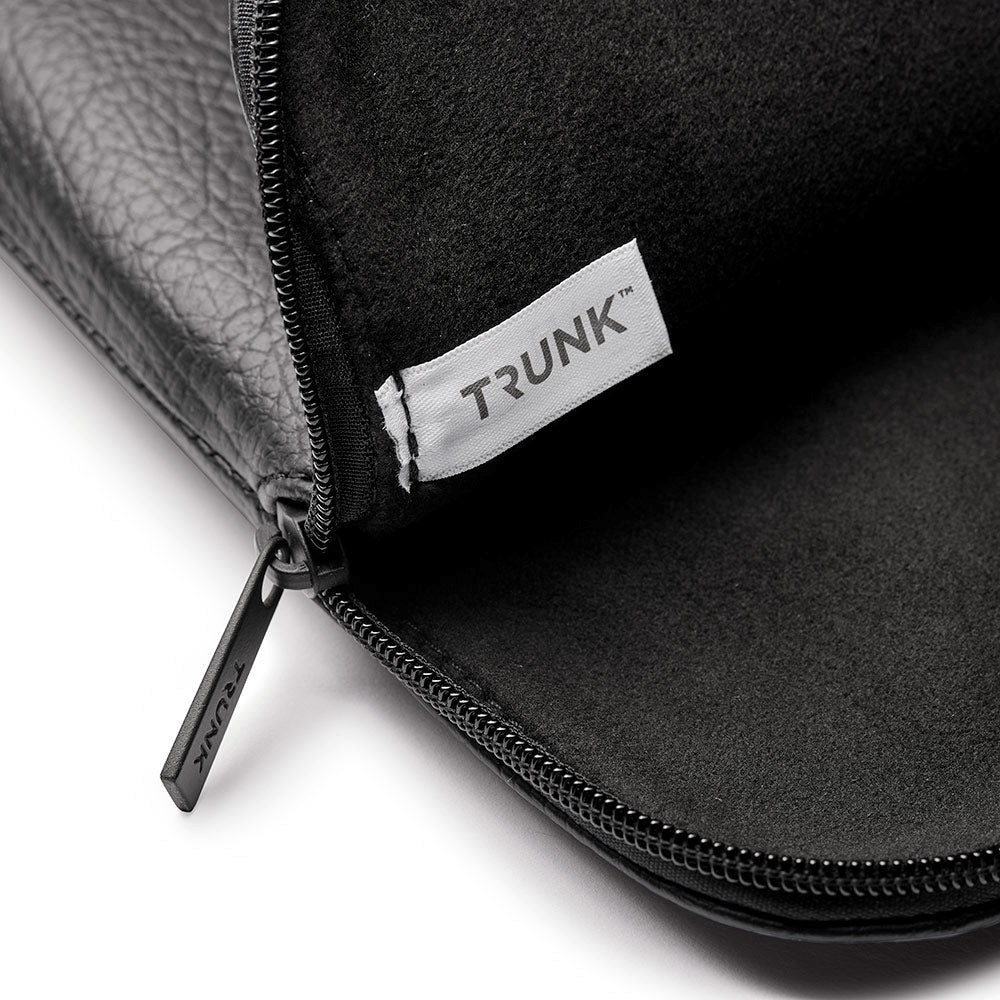 Trunk Vegan Leather Sleeve for Laptop 13" (30,5 x 22 x 2 cm) - Svart epleskall