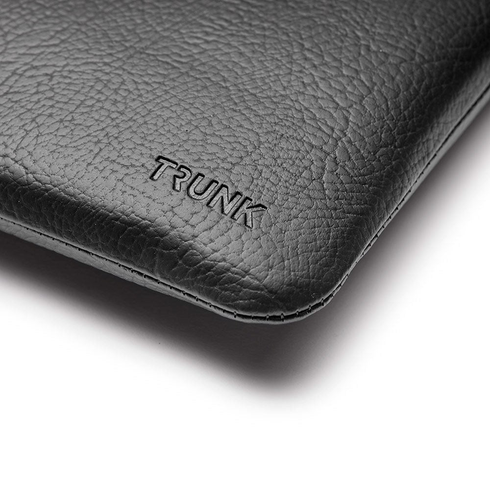 Trunk Vegan Leather Sleeve for Laptop 13" (30,5 x 22 x 2 cm) - Svart epleskall