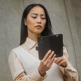 iPhone 13 dbramante1928 New York magnetisk flipdeksel i ekte skinn m. Lommebok - Ultra-marinblå