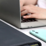 Bærbar 16" nylonhylse (380 x 280 x 20 mm) m. ekstra oppbevaring - svart