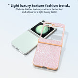 EIDERWOOD Samsung Galaxy Z Flip7 FE / Flip6 Læderbetrukket Glitrende Plastik Bagside Cover - Ferskenrosa