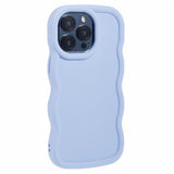 EIDERWOOD iPhone 15 Pro Fleksibelt Plastik Wavy Mobil Cover - Lilla