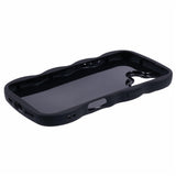 EIDERWOOD iPhone 16 Fleksibelt Plastik Wavy Mobil Cover - Sort