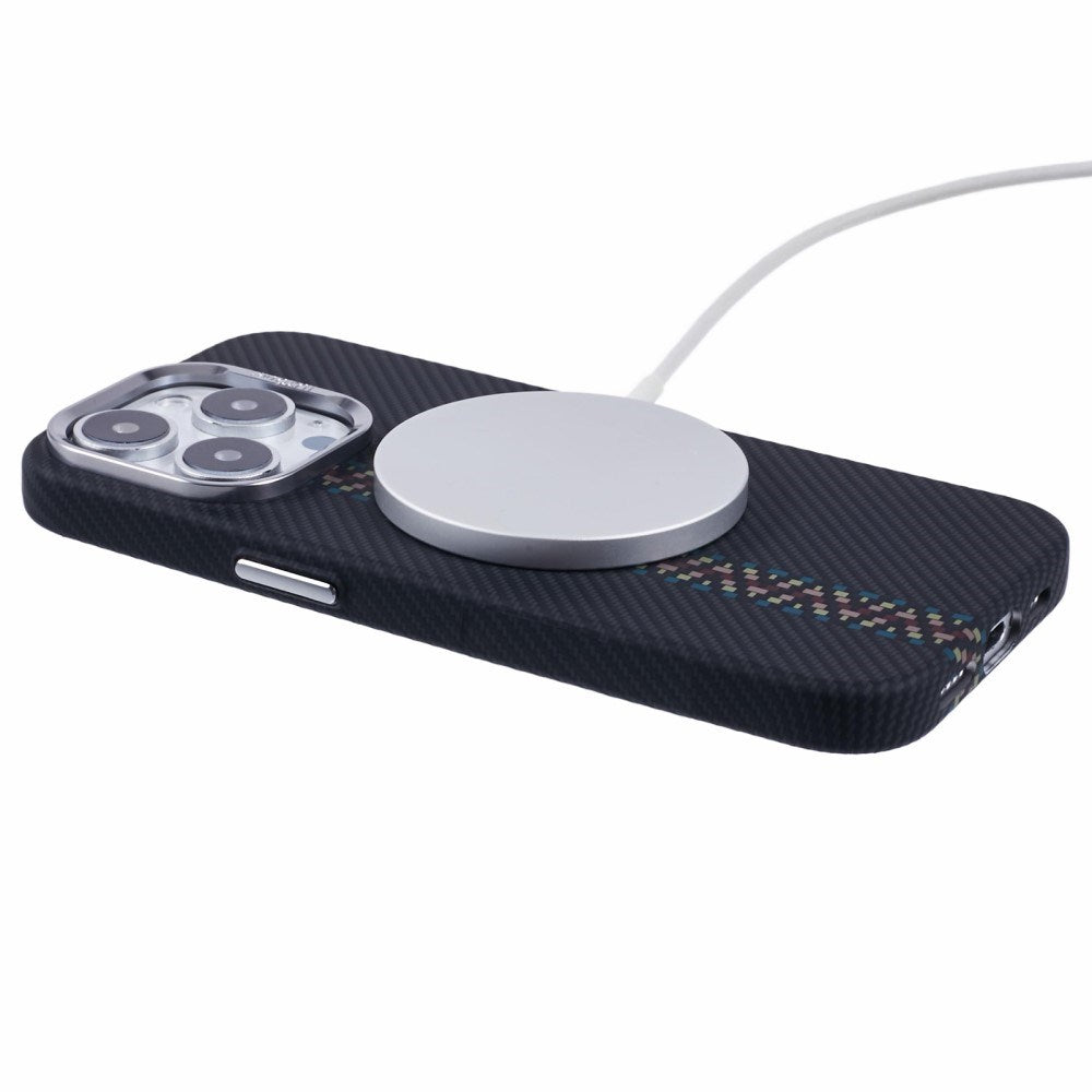 iPhone 15 Pro - EIDERWOOD-mønstret karbondeksel - MagSafe-kompatibel - Mørkt sikksakk-mønster