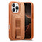 iPhone 16 Pro - Hårdt Plastik Cover m. Kunstlæder Bagside & Fingerrem - MagSafe Kompatibel - Brun
