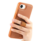iPhone 16e - Hårdt Plastik Cover m. Kunstlæder Bagside & Fingerrem - MagSafe Kompatibel - Brun