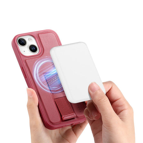 iPhone 15 - Hårdt Plastik Cover m. Kunstlæder Bagside & Fingerrem - MagSafe Kompatibel - Rød