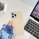 iPhone 13 Pro fleksibelt deksel - Bølget design - Beige