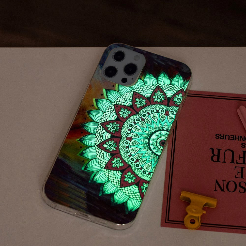 iPhone 15 Pro Luminous fleksibelt bakdeksel av plast m. Trykk - Mandala Blomst