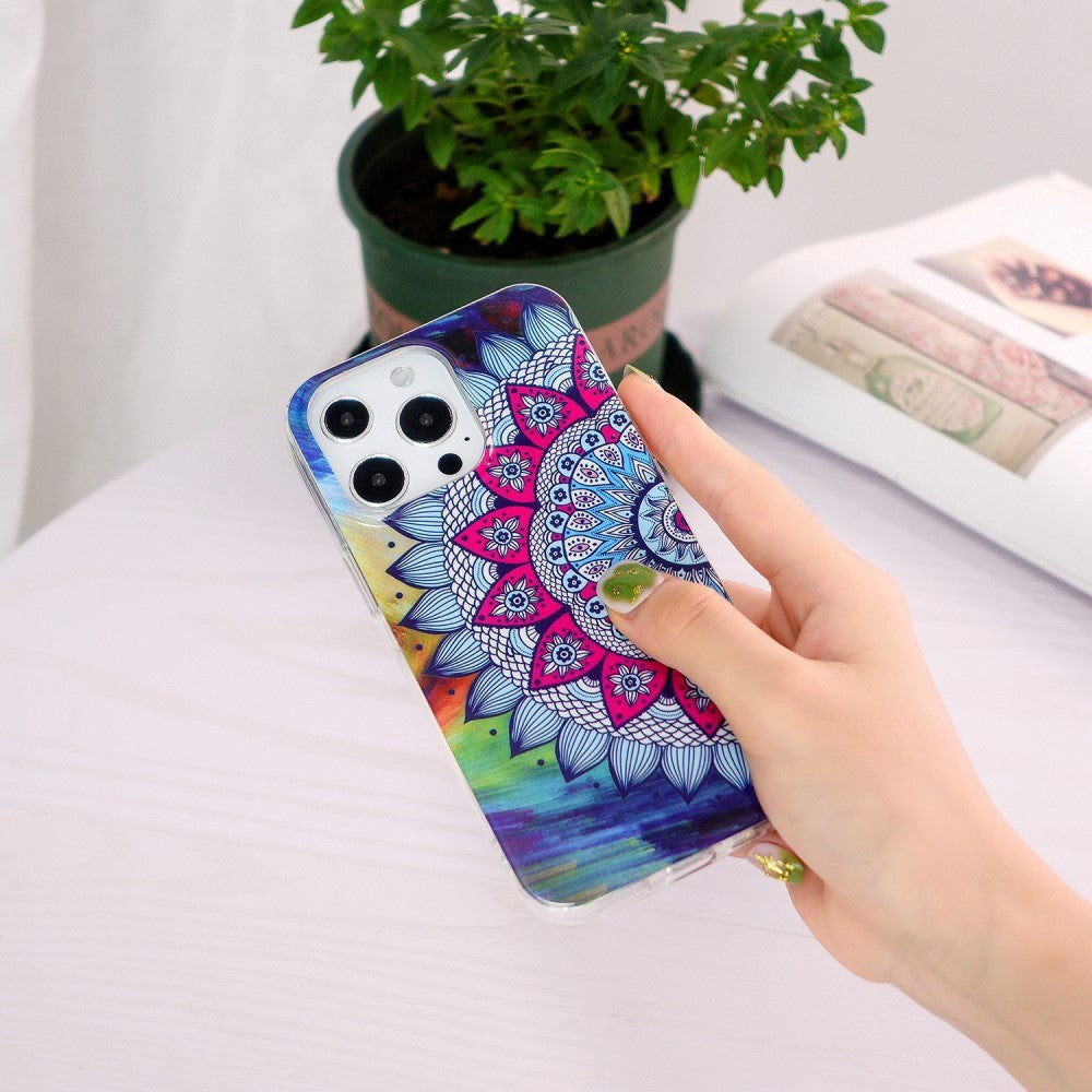 iPhone 15 Pro Luminous fleksibelt bakdeksel av plast m. Trykk - Mandala Blomst