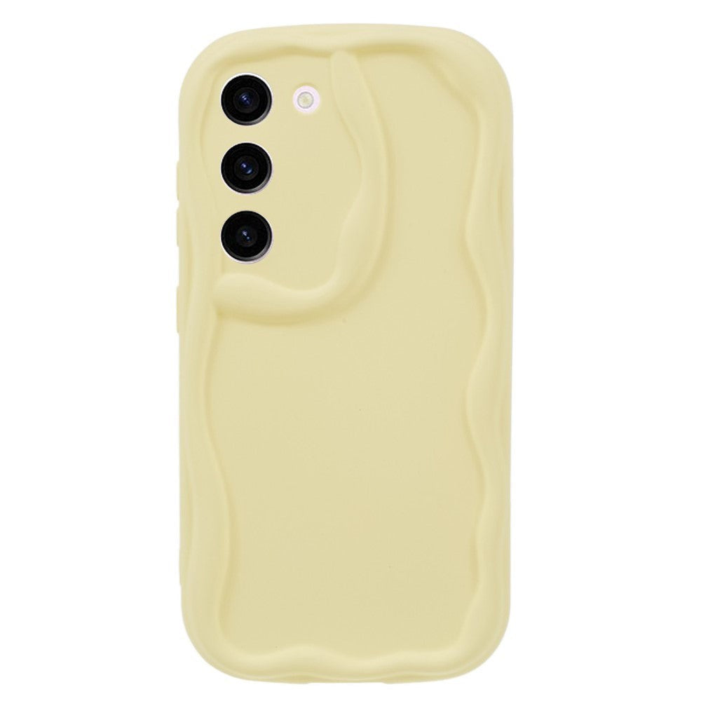 Samsung Galaxy S23 Fleksibelt Plastik Bagside Cover m. Bølget Kanter - Gul