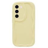 Samsung Galaxy S23 Fleksibelt Plastik Bagside Cover m. Bølget Kanter - Gul