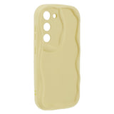 Samsung Galaxy S23 Fleksibelt Plastik Bagside Cover m. Bølget Kanter - Gul