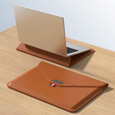 Laptop- / MacBook-omslag 13-14" (32 x 24 cm) m. Tri-fold stativfunksjon - brun