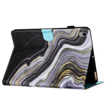 iPad 11" (2025) / iPad 10,9" (2024/2022) Leather Flip Cover m. Stativ og kortholder - svart / gull marmor