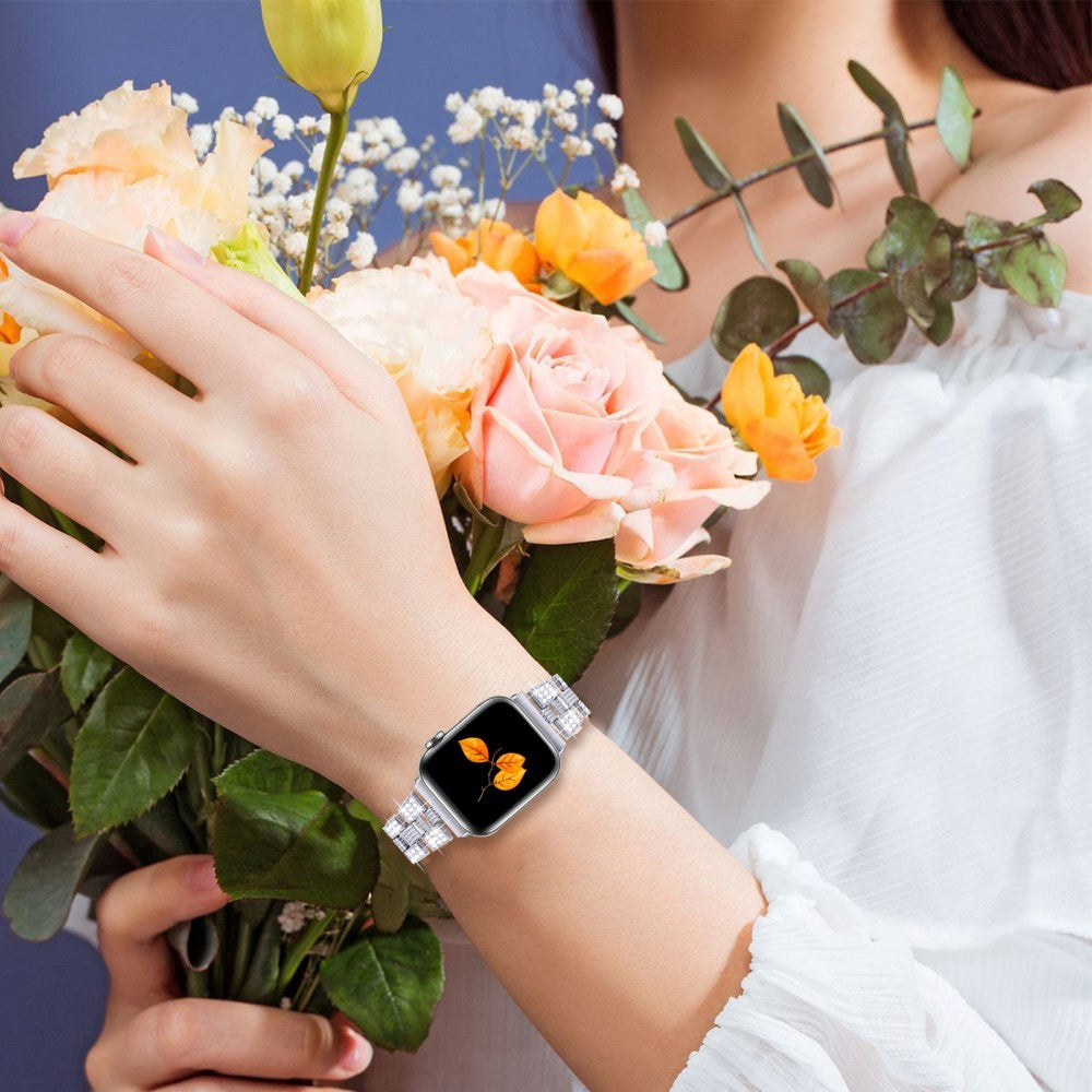 Apple Watch (42/44/SE/45/46/49 mm) Klokkereim i metall m. Rhinestone - Sølv