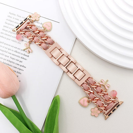 Apple Watch (42 / 44 / SE / 45 / 46 / 49 mm) - EIDERWOOD metallrem m. Vegansk lær og anheng - Rose gull / Rosa