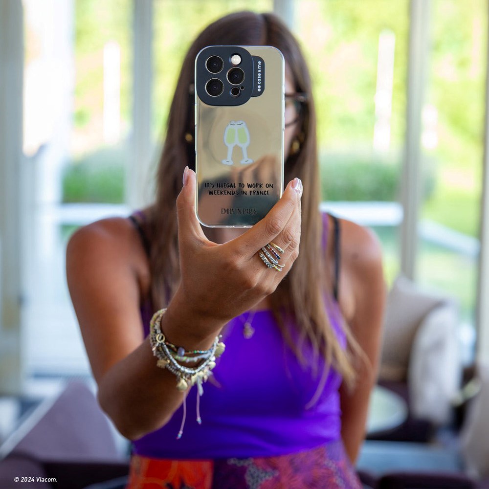 Case&amp;Me - Emily in Paris - iPhone 16 Pro-deksel - Champagne Cheers