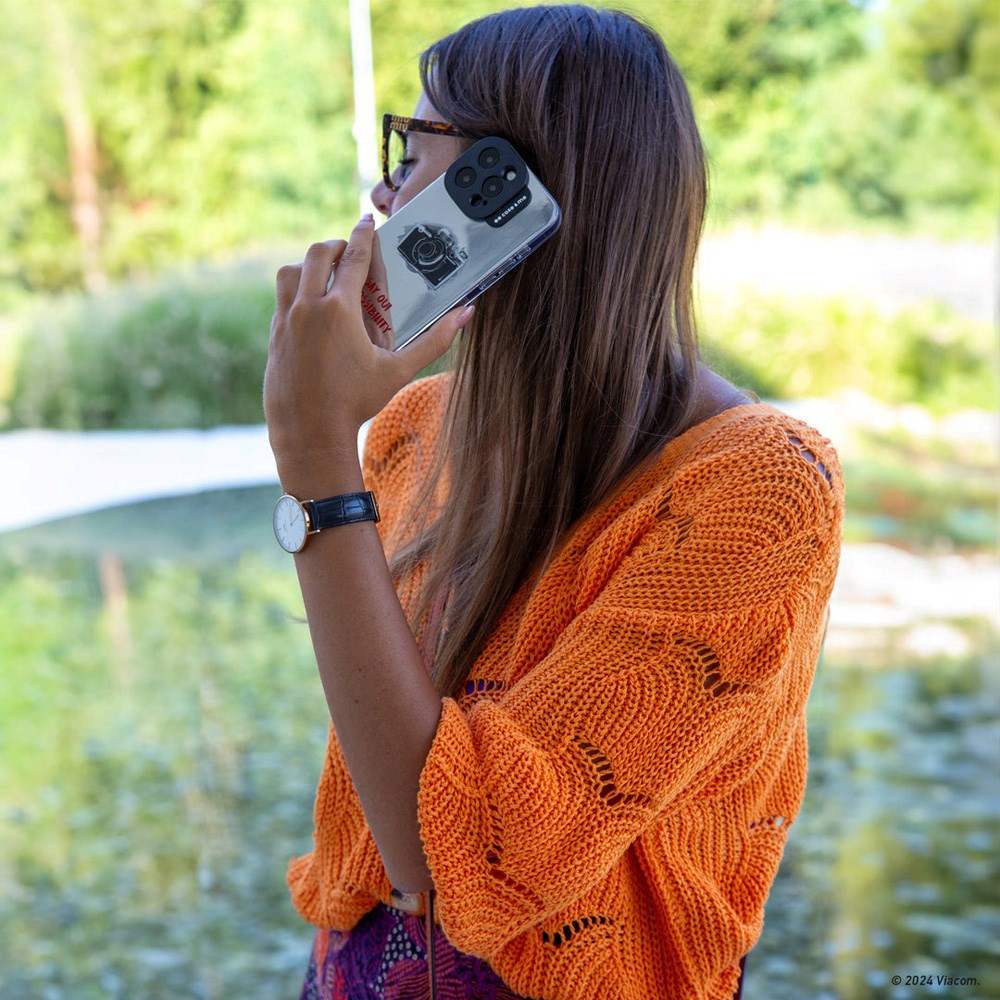 Case&amp;Me - Emily in Paris - iPhone 16 Pro Max deksel - Sølvkamera