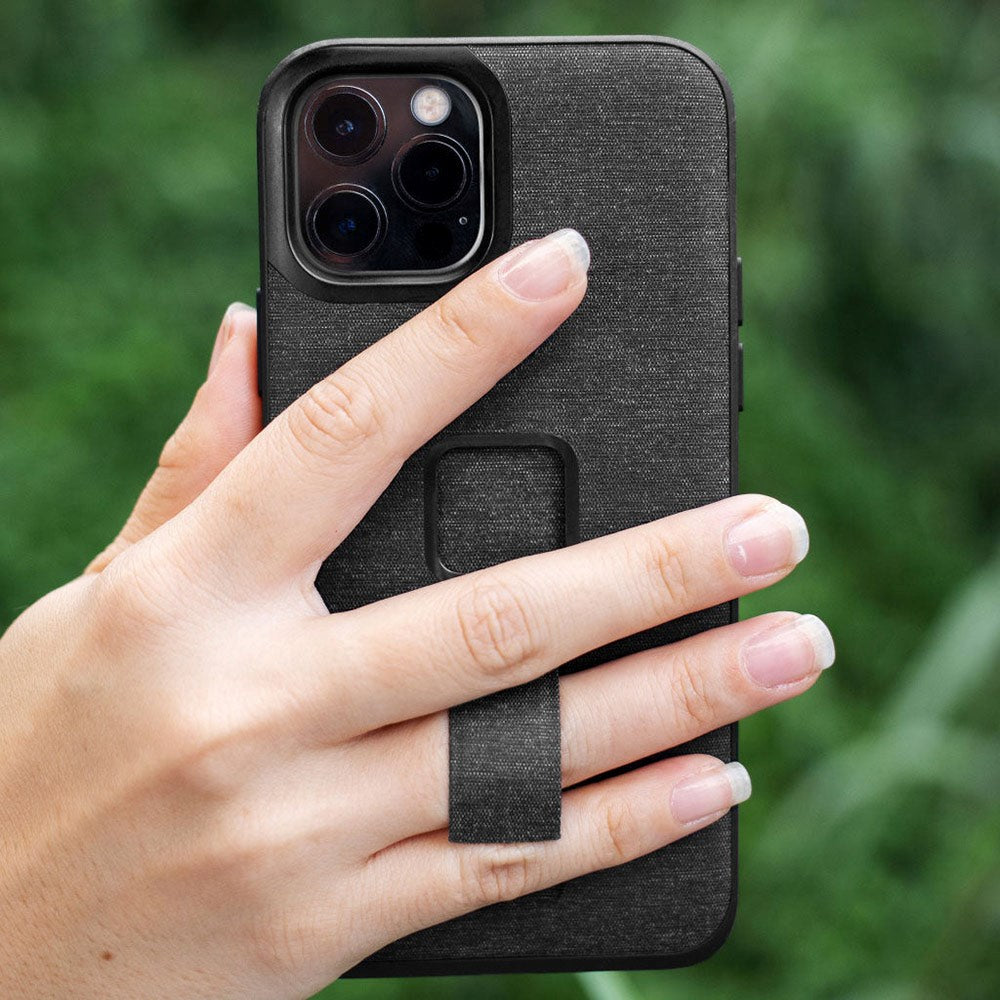 Peak Design iPhone 14 Stoffdeksel m. SlimLink-brakett og fingerløkke - MagSafe-kompatibel - Kull