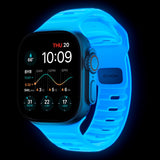 Nomad Apple Watch (42/44/SE/45/46/49 mm) sportsbåndstropp - Icy Blue Glow
