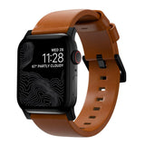 Nomad Apple Watch (42/44/SE/45/46/49 mm) moderne båndrem - engelsk brun / svart maskinvare