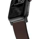 Nomad Apple Watch (42/44/SE/45/46/49 mm) Active Band Pro-stropp - klassisk brun / svart maskinvare