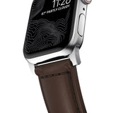 Nomad Apple Watch (42/44/SE/45/46/49 mm) Tradisjonell Horween-båndstropp – rustikk brun/sølv maskinvare