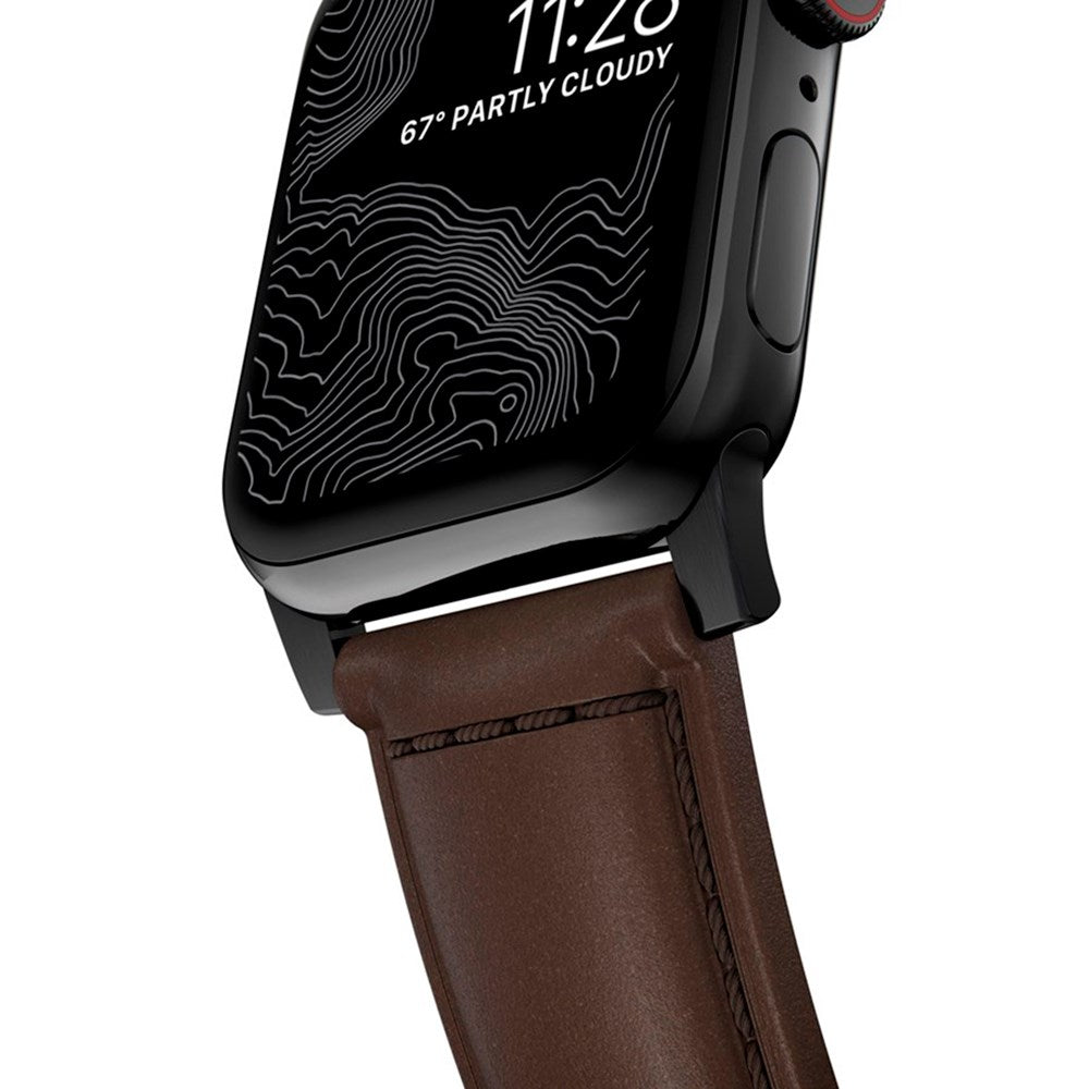 Nomad Apple Watch (42/44/SE/45/46/49 mm) Tradisjonell Horween-båndstropp - rustikk brun / svart maskinvare