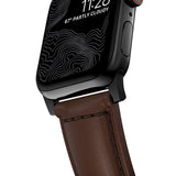 Nomad Apple Watch (42/44/SE/45/46/49 mm) Tradisjonell Horween-båndstropp - rustikk brun / svart maskinvare
