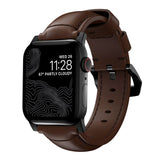 Nomad Apple Watch (42/44/SE/45/46/49 mm) Tradisjonell Horween-båndstropp - rustikk brun / svart maskinvare