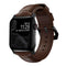 Nomad Apple Watch (42/44/SE/45/46/49 mm) Tradisjonell Horween-båndstropp - rustikk brun / svart maskinvare