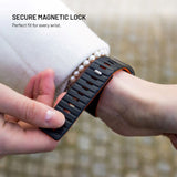 Apple Watch (42/44/SE/45/46/49mm) Fixed Silikone Urrem med Magnetisk Lukning - Sort / Orange