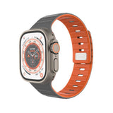 Apple Watch (42/44/SE/45/46/49mm) Fixed Silikone Urrem med Magnetisk Lukning - Grå / Orange