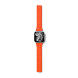 Apple Watch (42/44/SE/45/46/49) Epico Magnetic+ Silikone Urrem - Orange / Sort
