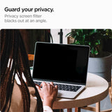 MacBook Air 15" M2/M3/M4 (2023-2025) Spigen SafeView Privacy skjermbeskytter - gjennomsiktig 