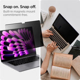 MacBook Air 15" M2/M3/M4 (2023-2025) Spigen SafeView Privacy skjermbeskytter - gjennomsiktig 